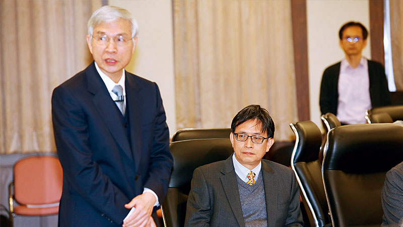 央行副總裁陳南光（右）最新文章，指出低利率助漲房市，意見與總裁楊金龍（左）不同調
